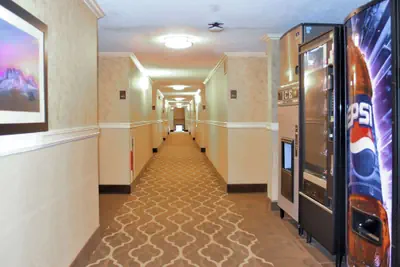 Photo 5 - Comfort Inn & Suites Vancouver Downtown City Center