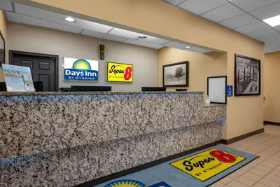 Photo 3 - Super 8 by Wyndham Perrysburg/Toledo