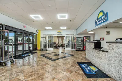Photo 4 - Days Inn & Suites by Wyndham Mt Pleasant