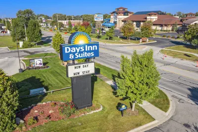 Photo 2 - Days Inn & Suites by Wyndham Mt Pleasant