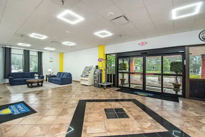 Photo 5 - Days Inn & Suites by Wyndham Mt Pleasant