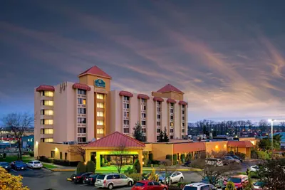 Photo 2 - La Quinta Inn & Suites by Wyndham Tacoma - Seattle