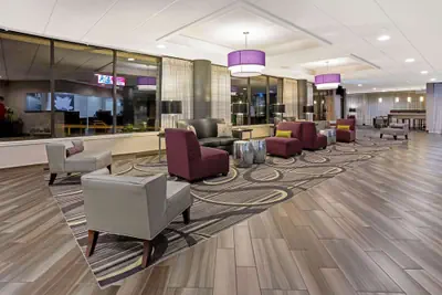 Photo 3 - La Quinta Inn & Suites by Wyndham Tacoma - Seattle