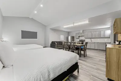 Photo 5 - Days Inn & Suites by Wyndham Texas City-Galveston Area