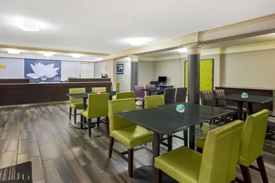 Photo 3 - La Quinta Inn by Wyndham Fresno Yosemite