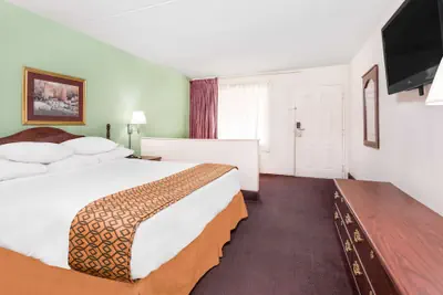 Photo 4 - Days Inn by Wyndham Lavonia