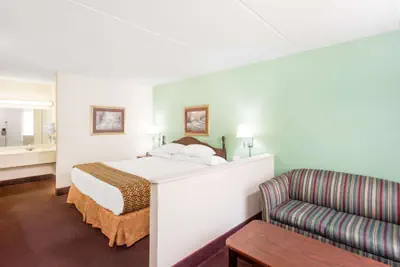 Photo 3 - Days Inn by Wyndham Lavonia
