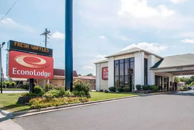 Photo 2 - Econo Lodge Springfield I-44