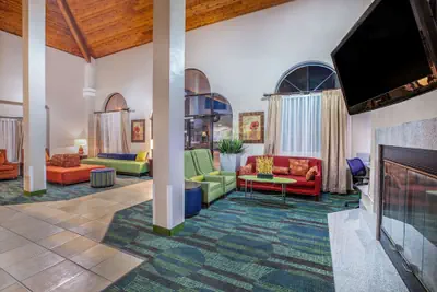 Photo 2 - Baymont by Wyndham Tehachapi