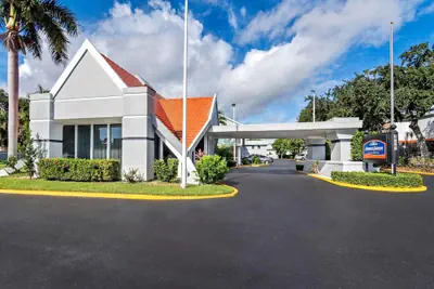 Photo 2 - Howard Johnson by Wyndham Vero Beach / Downtown