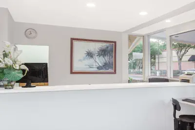 Photo 3 - Howard Johnson by Wyndham Vero Beach / Downtown