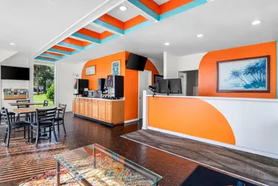 Photo 4 - Howard Johnson by Wyndham Vero Beach / Downtown