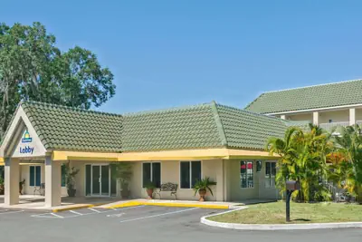 Photo 2 - Days Inn by Wyndham Port Charlotte/Punta Gorda