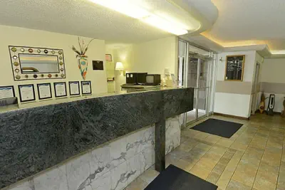 Photo 4 - Twin City Inn & Suites Benton Harbor - St. Joseph