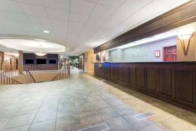 Photo 4 - Ramada Hotel & Convention Center by Wyndham Topeka Downtown