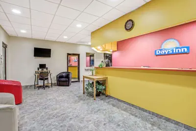 Photo 4 - Days Inn by Wyndham Bradenton - Near the Gulf