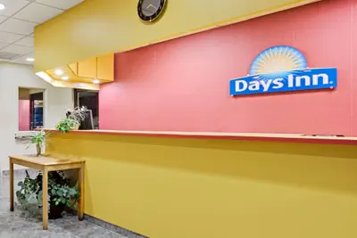 Photo 3 - Days Inn by Wyndham Bradenton - Near the Gulf