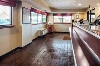 Photo 4 - Red Roof Inn Detroit - Troy
