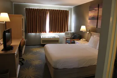 Photo 5 - Days Inn by Wyndham Seatac Airport