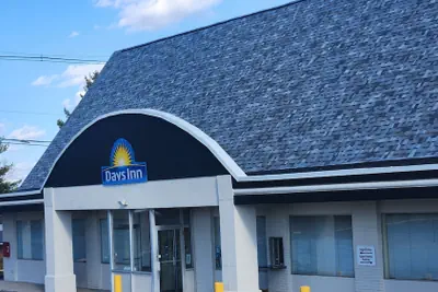 Photo 2 - Days Inn by Wyndham Frankfort