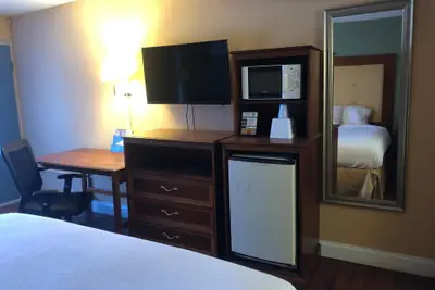 Photo 2 - Express Airport Inn