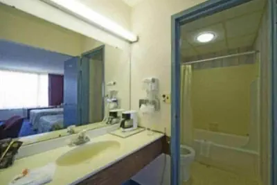 Photo 5 - Express Airport Inn
