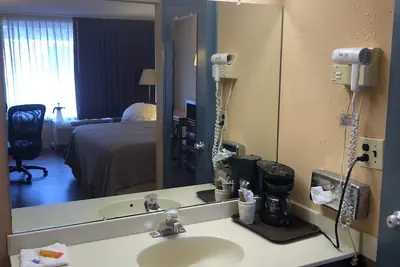 Photo 4 - Express Airport Inn