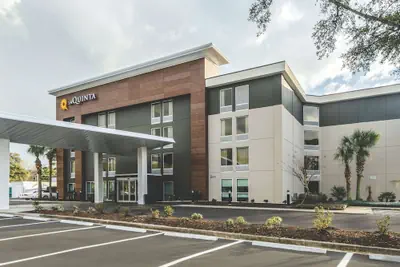 Photo 2 - La Quinta Inn & Suites by Wyndham Myrtle Beach - N Kings Hwy
