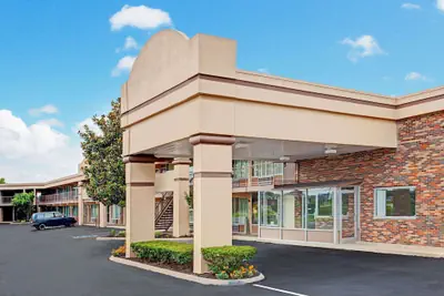 Photo 2 - Days Inn by Wyndham Clarksville TN