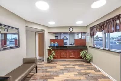 Photo 4 - Days Inn by Wyndham Clarksville TN