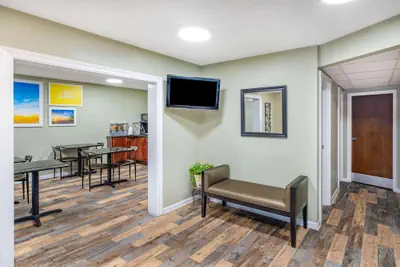 Photo 5 - Days Inn by Wyndham Clarksville TN