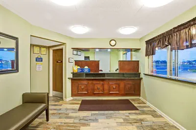 Photo 3 - Days Inn by Wyndham Clarksville TN
