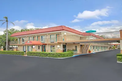 Photo 2 - Days Inn by Wyndham Clearwater/Gulf to Bay