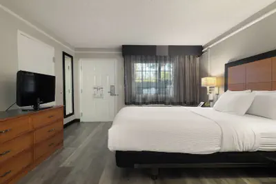 Photo 5 - Howard Johnson by Wyndham Sacramento Downtown