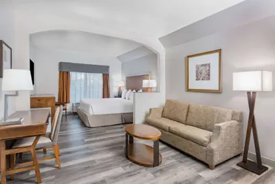 Photo 5 - Ramada by Wyndham Bakersfield North