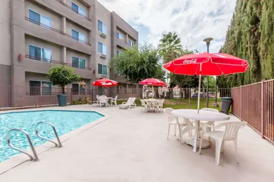 Photo 2 - Ramada by Wyndham Bakersfield North