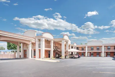 Photo 2 - Days Inn by Wyndham McAllen