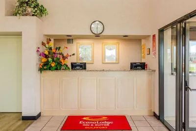 Photo 4 - Econo Lodge Inn & Suites Gulfport Airport