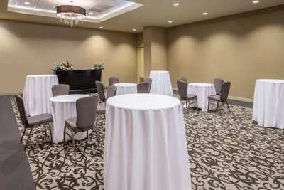 Photo 3 - Crowne Plaza Phoenix Airport - PHX by IHG