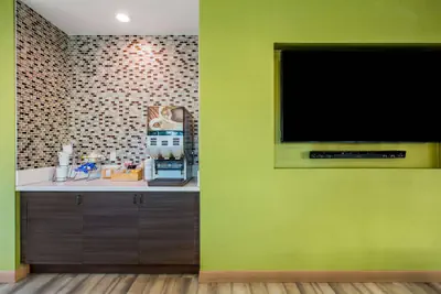 Photo 4 - La Quinta Inn & Suites by Wyndham Pomona