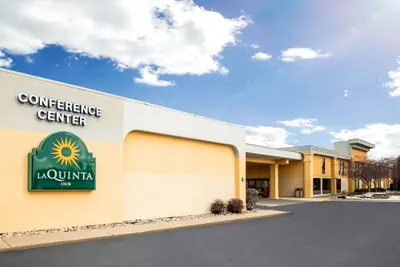 Photo 2 - La Quinta Inn by Wyndham Davenport & Conference Center