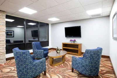 Photo 3 - La Quinta Inn by Wyndham Davenport & Conference Center
