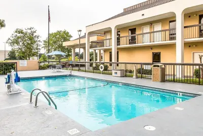 Photo 2 - Quality Inn At the Mall - Valdosta