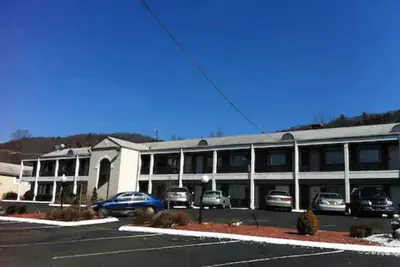Photo 4 - New Haven Inn