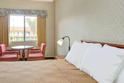 Photo 4 - Travelodge by Wyndham Lynwood