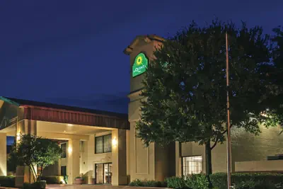 Photo 2 - La Quinta Inn by Wyndham San Marcos