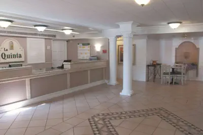 Photo 2 - La Quinta Inn by Wyndham Bakersfield South
