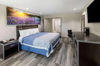 Photo 5 - Days Inn by Wyndham Baytown Garth Road I10 East