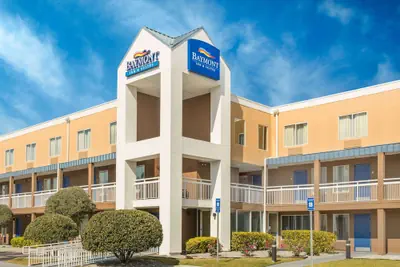 Photo 2 - Baymont by Wyndham Savannah Midtown