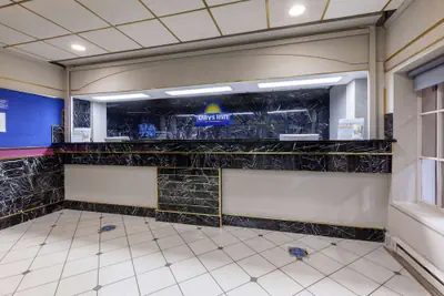 Photo 4 - Days Inn by Wyndham Sandusky / Cedar Point